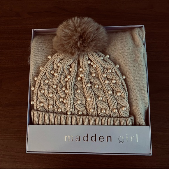 Madden Girl 2 Piece Beige Cold Weather Cabincore Hat & Scarf Set W/ Faux Pearls - Picture 1 of 3